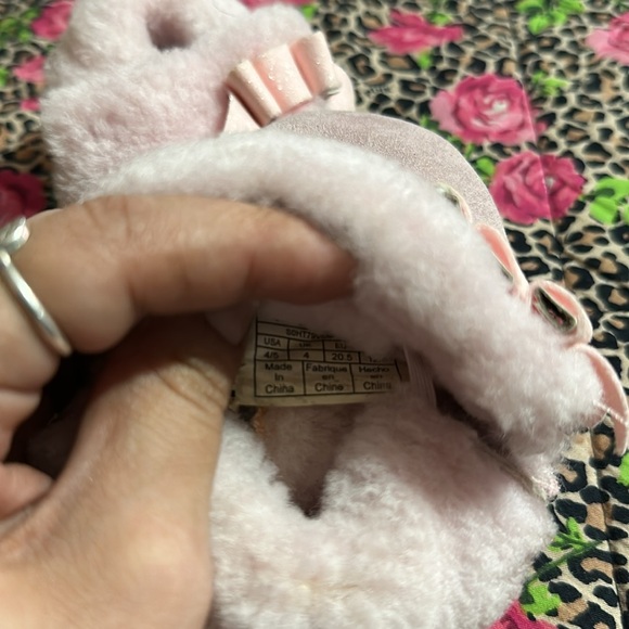 UGG SLIPPERS SIZE 4/5 - Picture 5 of 5
